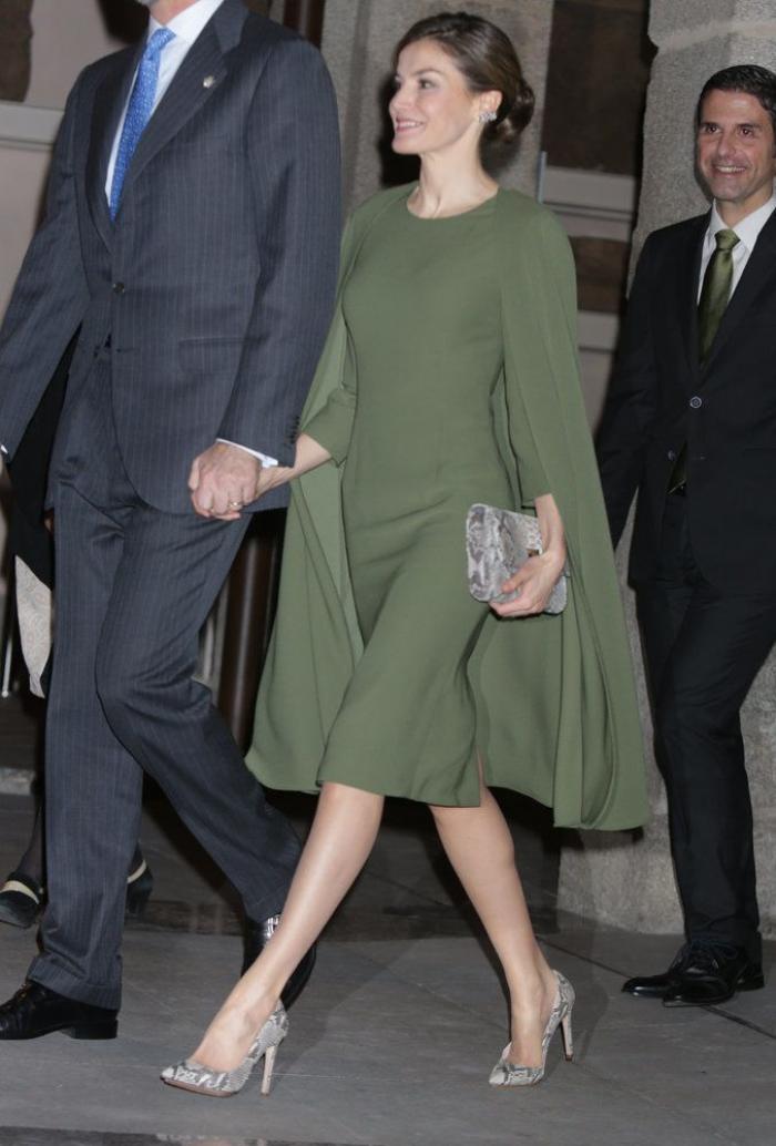 La reina Letizia recicla una falda de hace 13 años