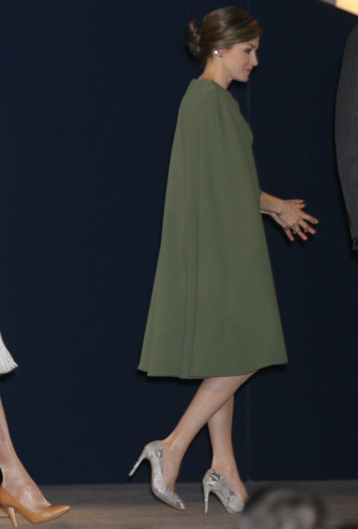 La reina Letizia recicla una falda de hace 13 años