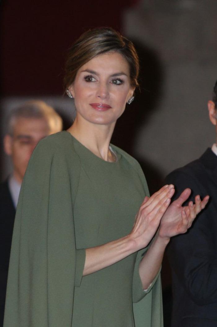 La reina Letizia recicla una falda de hace 13 años