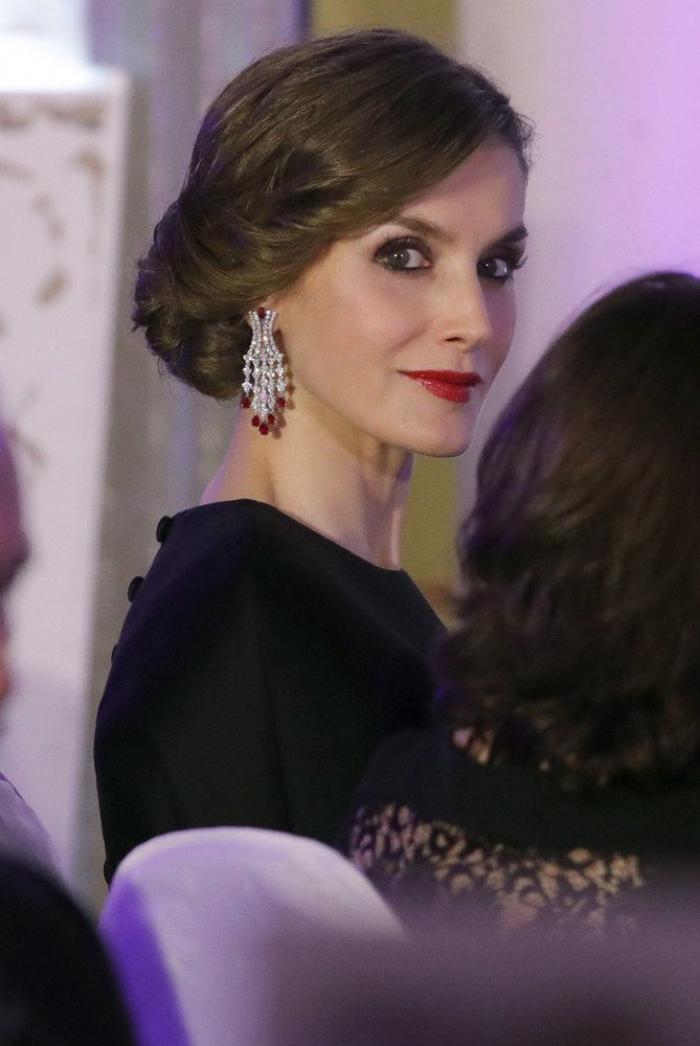 La reina Letizia recicla una falda de hace 13 años