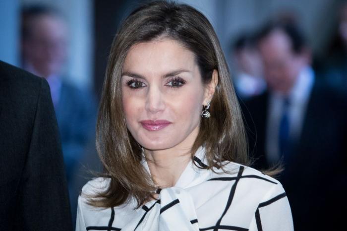 La reina Letizia recicla una falda de hace 13 años