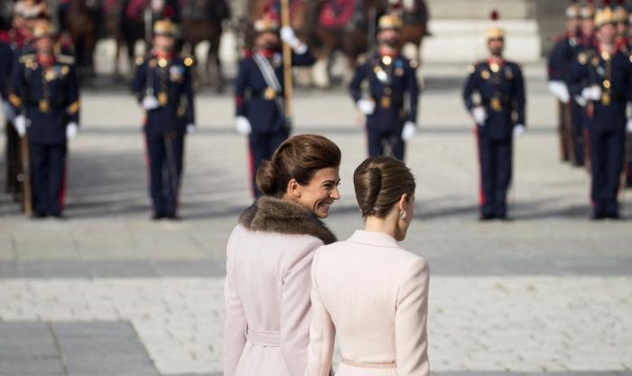La reina Letizia recicla una falda de hace 13 años