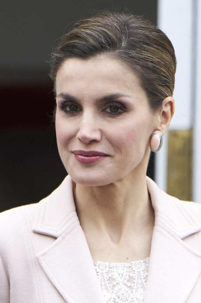 La reina Letizia recicla una falda de hace 13 años