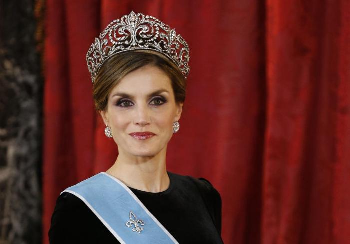 La reina Letizia recicla una falda de hace 13 años