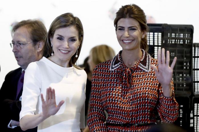 La reina Letizia recicla una falda de hace 13 años