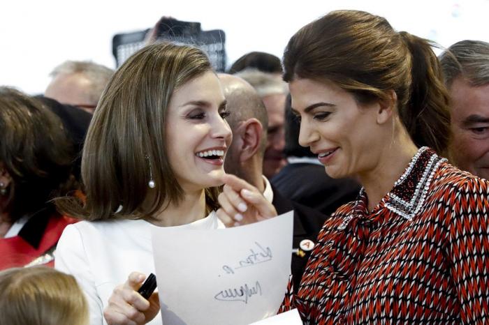 La reina Letizia recicla una falda de hace 13 años
