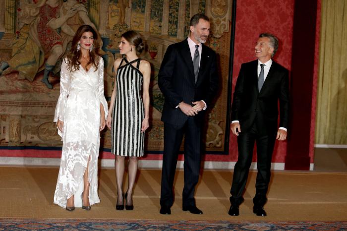 La reina Letizia recicla una falda de hace 13 años