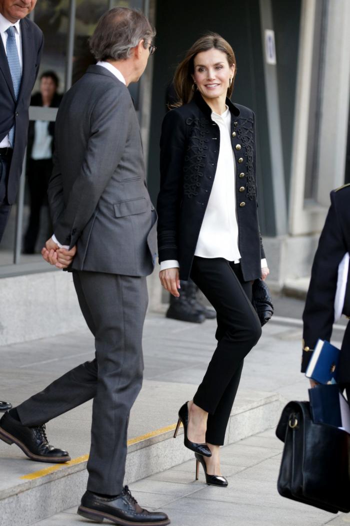 La reina Letizia recicla una falda de hace 13 años