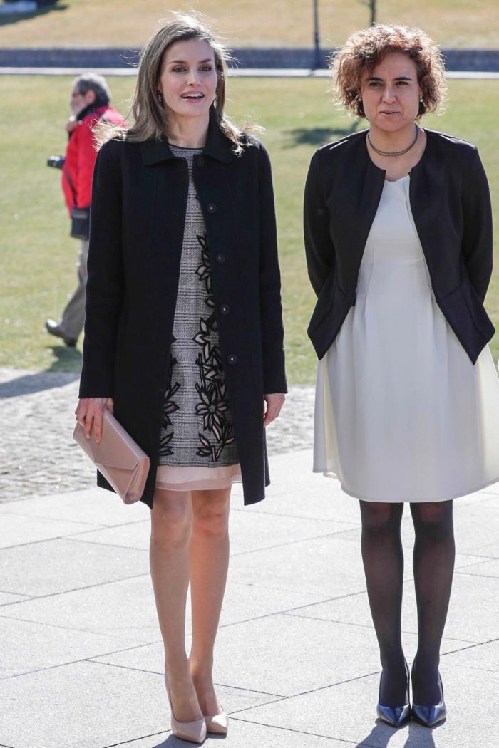 La reina Letizia recicla una falda de hace 13 años