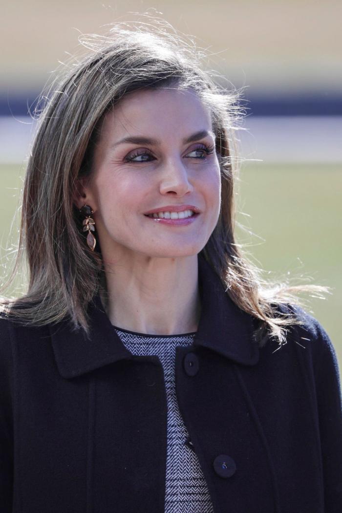 La reina Letizia recicla una falda de hace 13 años