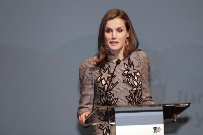 La reina Letizia recicla una falda de hace 13 años