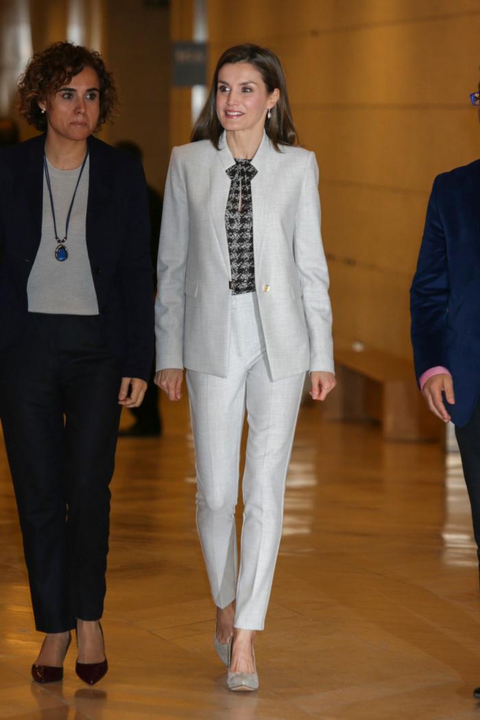 La reina Letizia recicla una falda de hace 13 años
