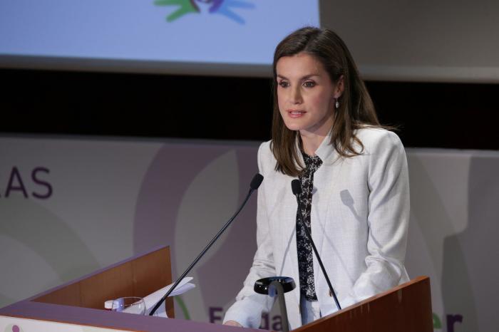 La reina Letizia recicla una falda de hace 13 años