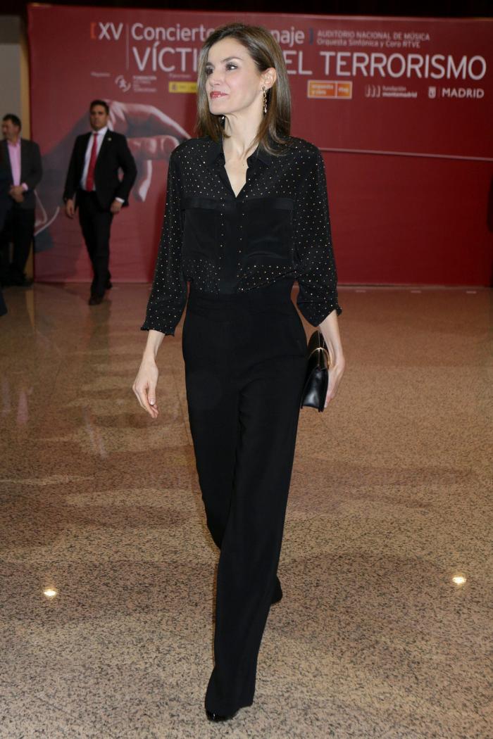 La reina Letizia recicla una falda de hace 13 años