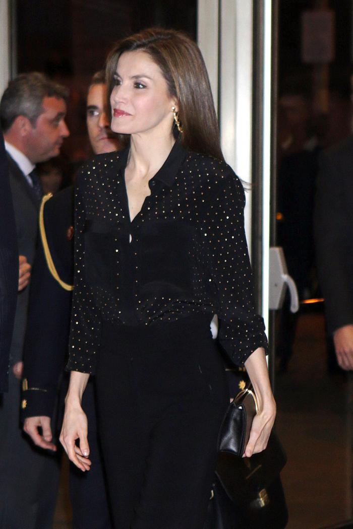 La reina Letizia recicla una falda de hace 13 años