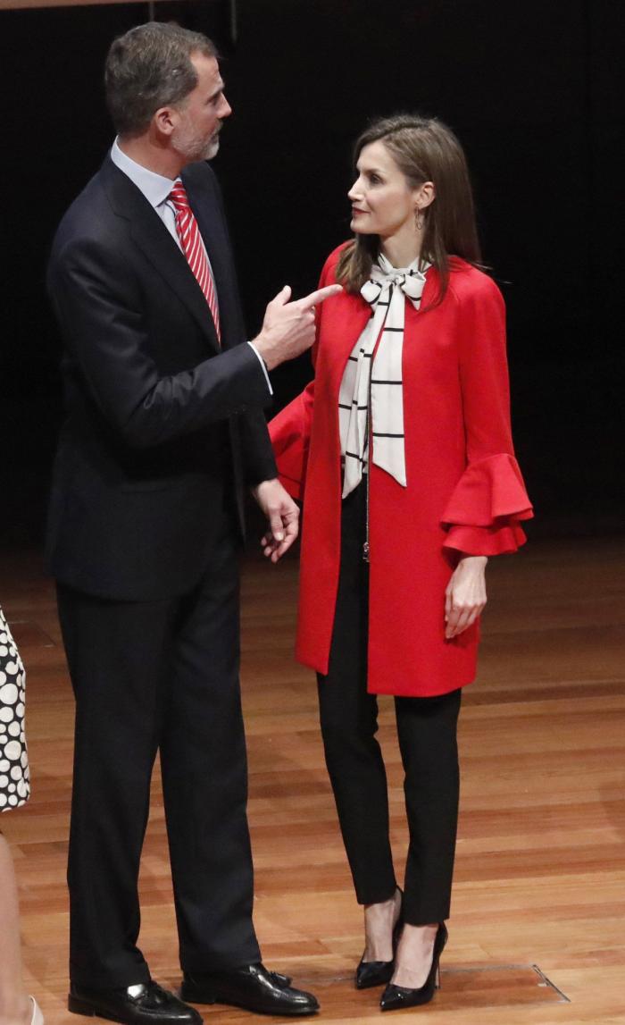 La reina Letizia recicla una falda de hace 13 años