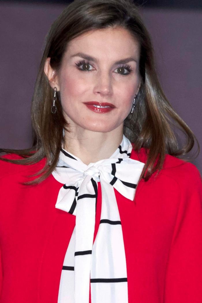 La reina Letizia recicla una falda de hace 13 años
