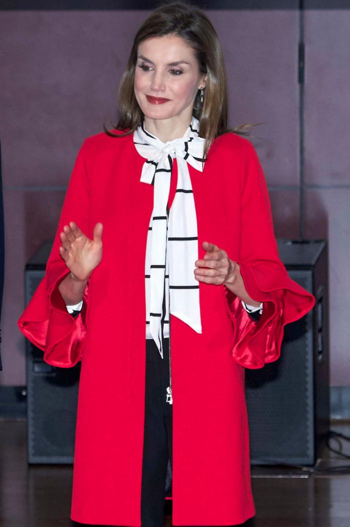 La reina Letizia recicla una falda de hace 13 años