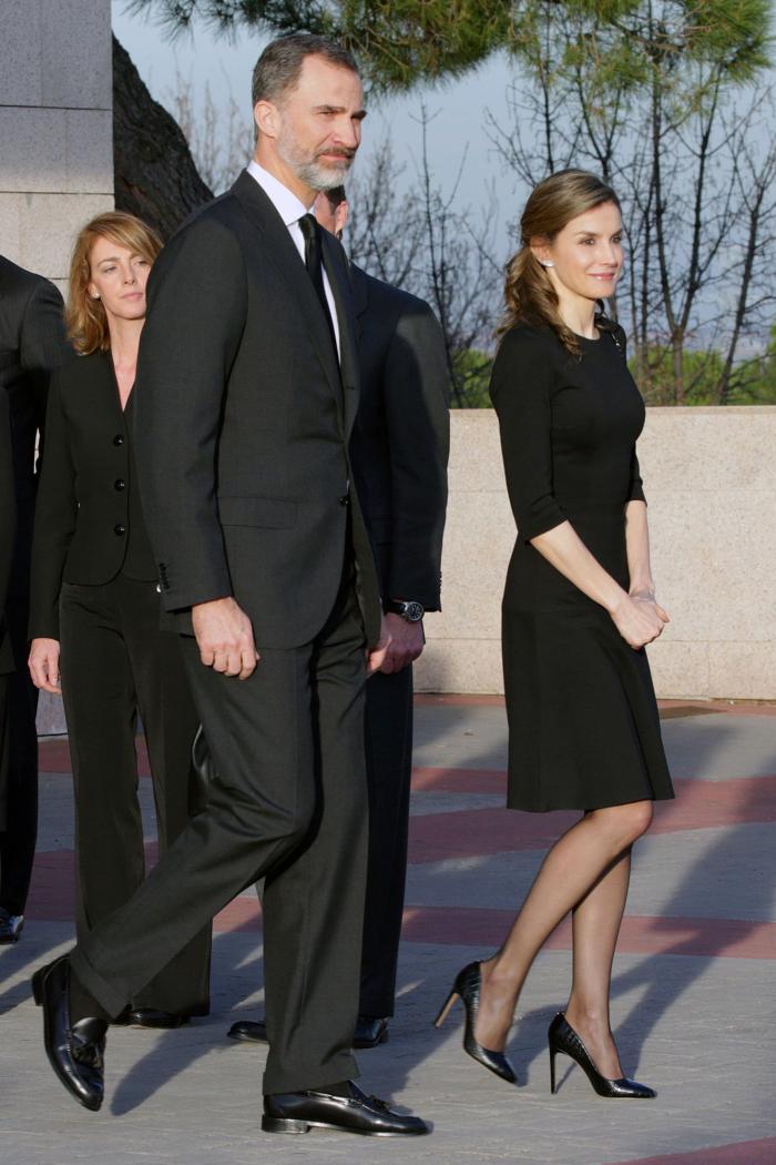 La reina Letizia recicla una falda de hace 13 años