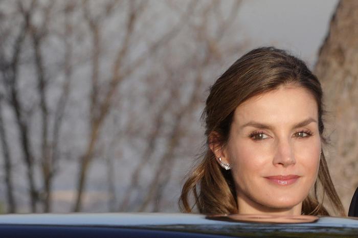 La reina Letizia recicla una falda de hace 13 años