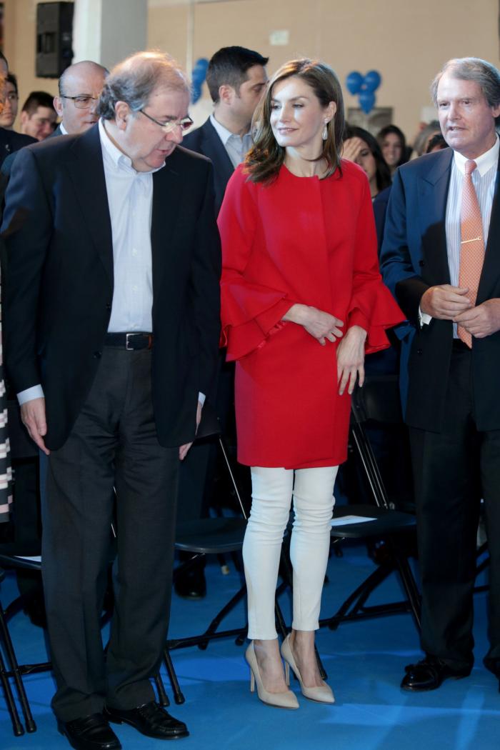 La reina Letizia recicla una falda de hace 13 años