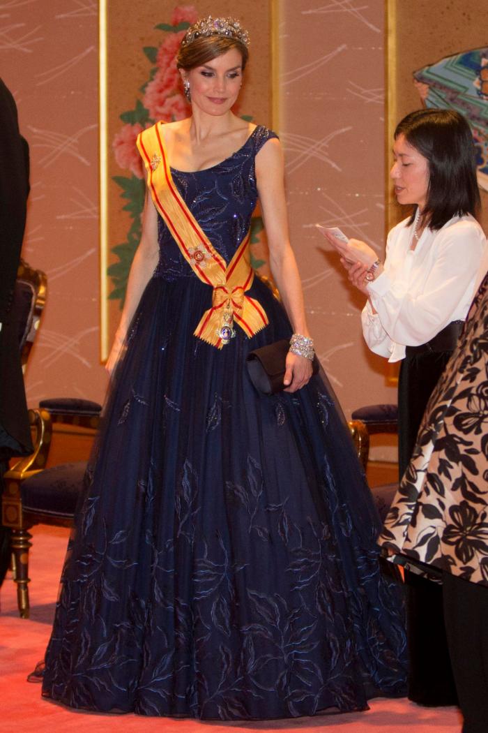 La reina Letizia recicla una falda de hace 13 años