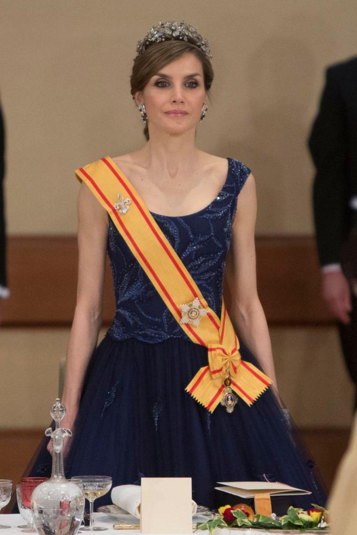 La reina Letizia recicla una falda de hace 13 años