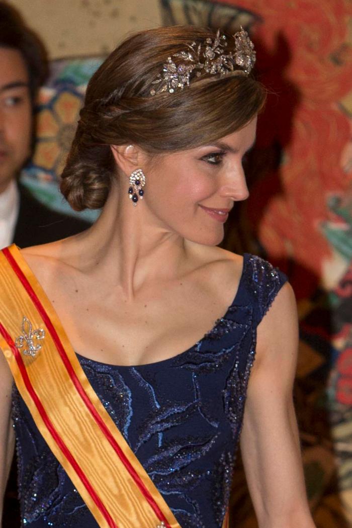 La reina Letizia recicla una falda de hace 13 años