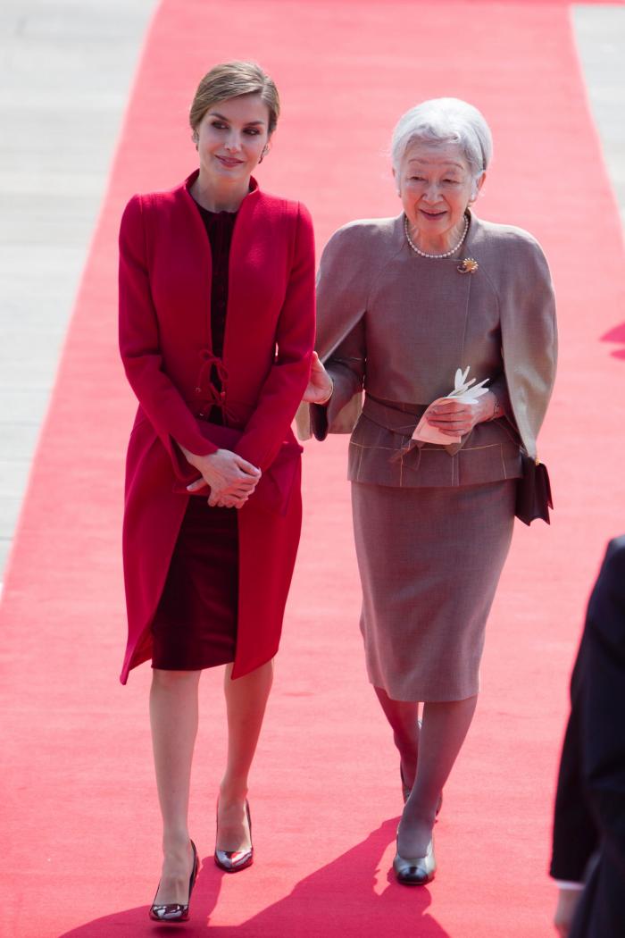 La reina Letizia recicla una falda de hace 13 años