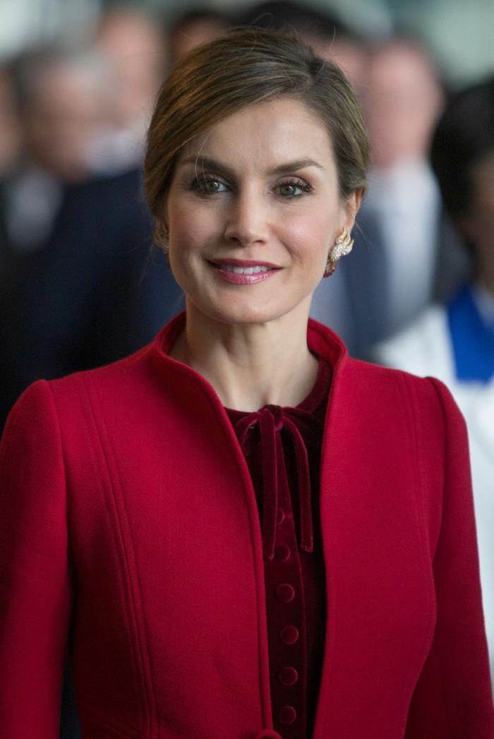 La reina Letizia recicla una falda de hace 13 años