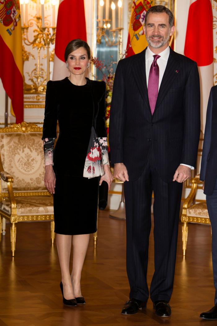 La reina Letizia recicla una falda de hace 13 años