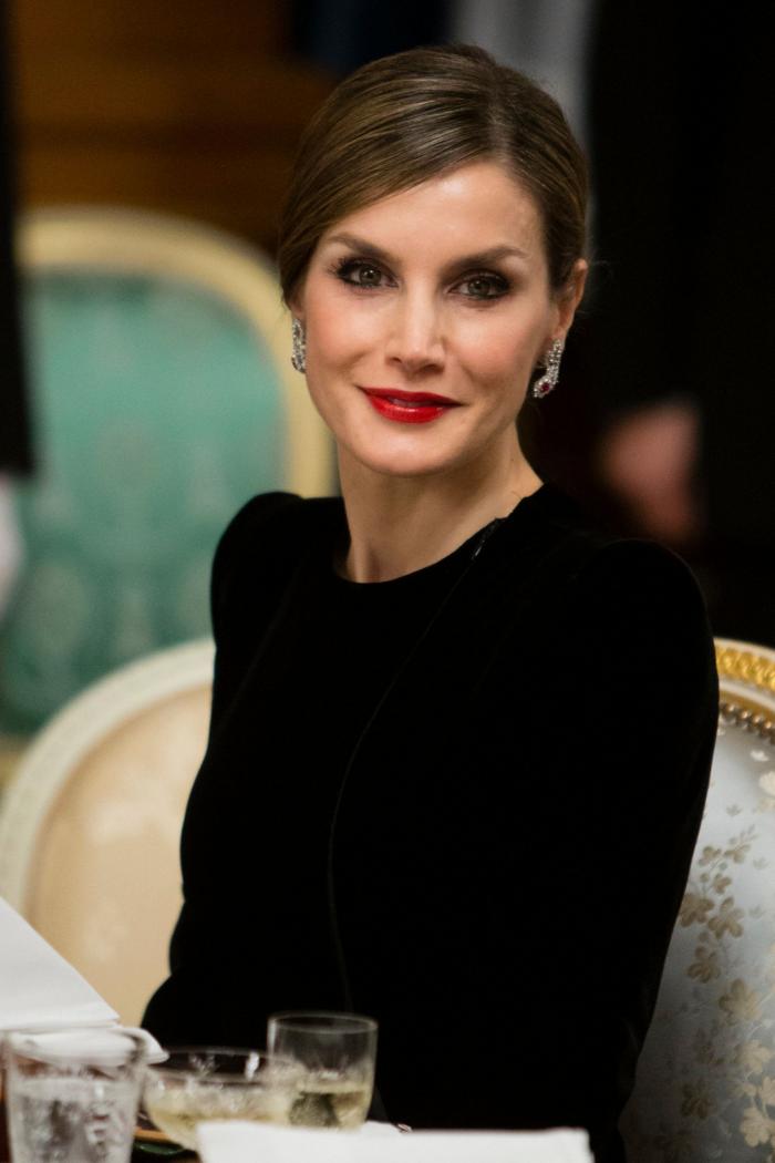 La reina Letizia recicla una falda de hace 13 años