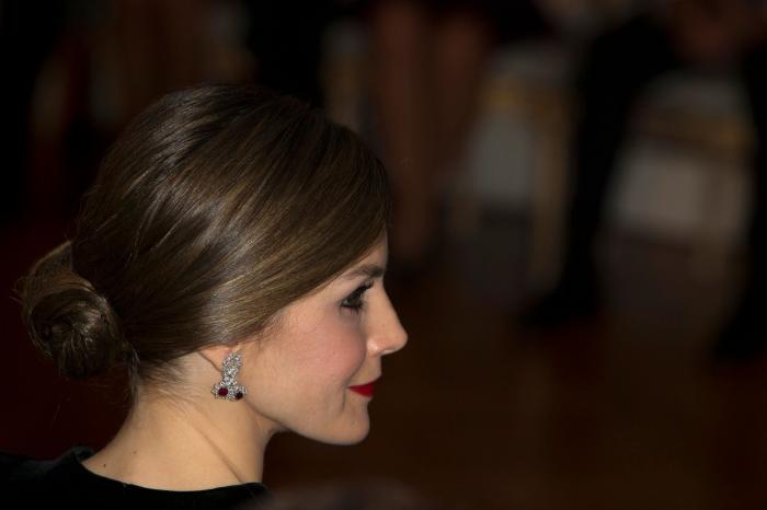 La reina Letizia recicla una falda de hace 13 años