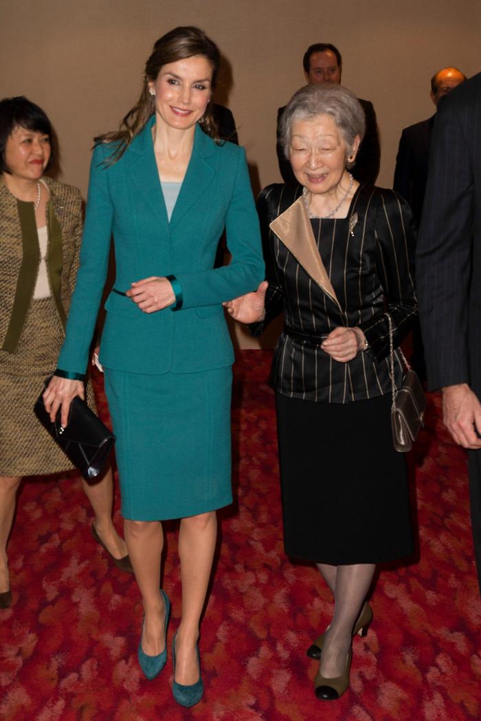 La reina Letizia recicla una falda de hace 13 años