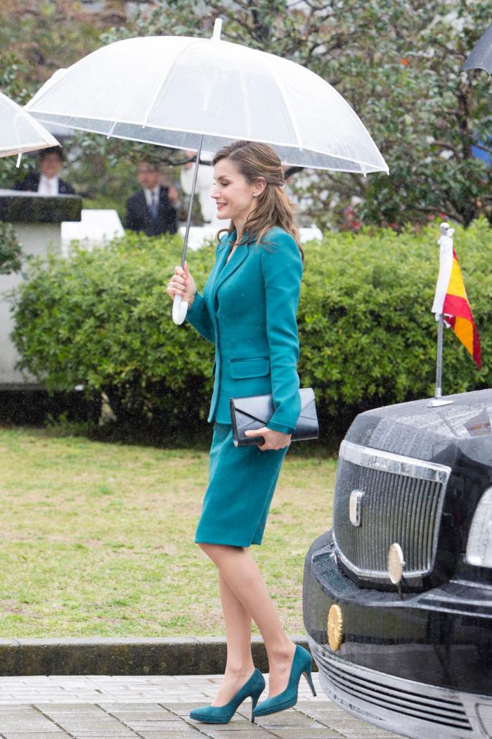 La reina Letizia recicla una falda de hace 13 años