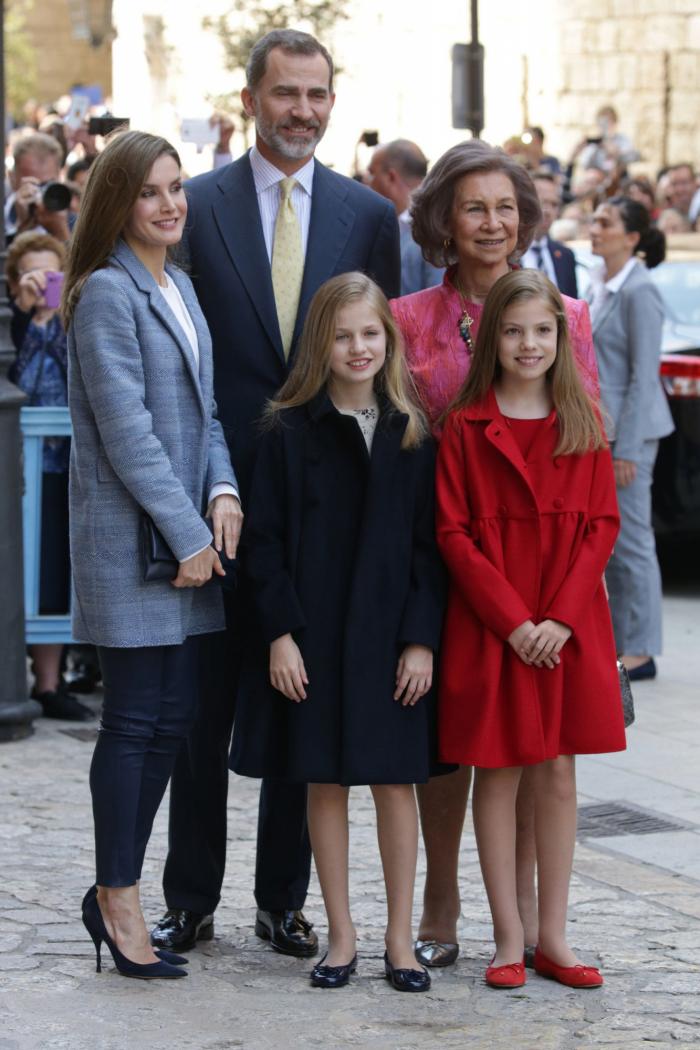 La reina Letizia recicla una falda de hace 13 años