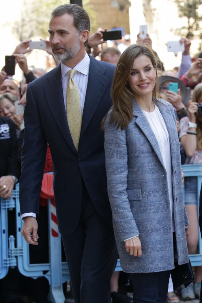 La reina Letizia recicla una falda de hace 13 años