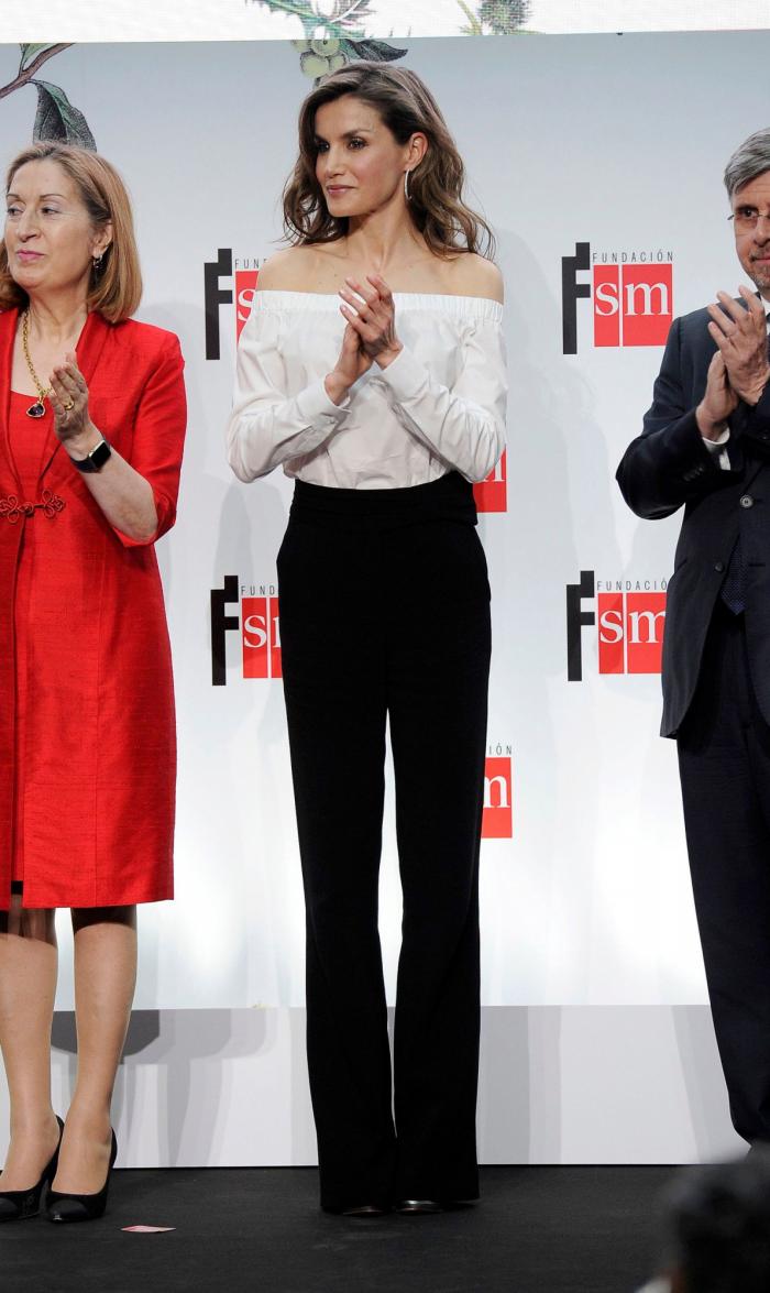 La reina Letizia recicla una falda de hace 13 años