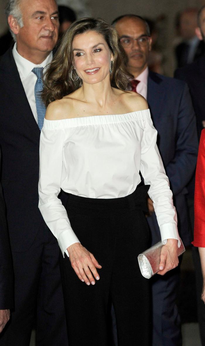 La reina Letizia recicla una falda de hace 13 años