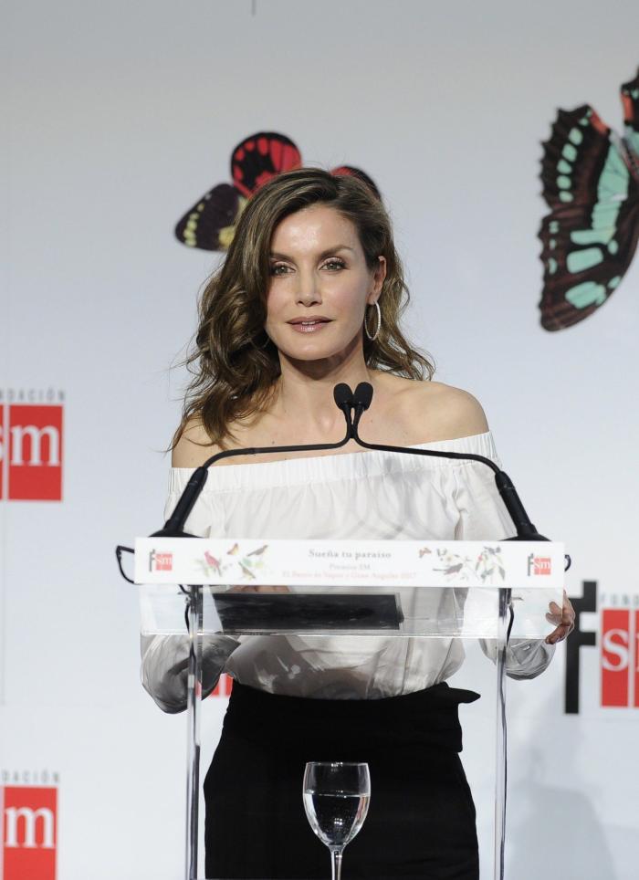 La reina Letizia recicla una falda de hace 13 años