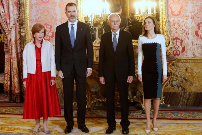 La reina Letizia recicla una falda de hace 13 años