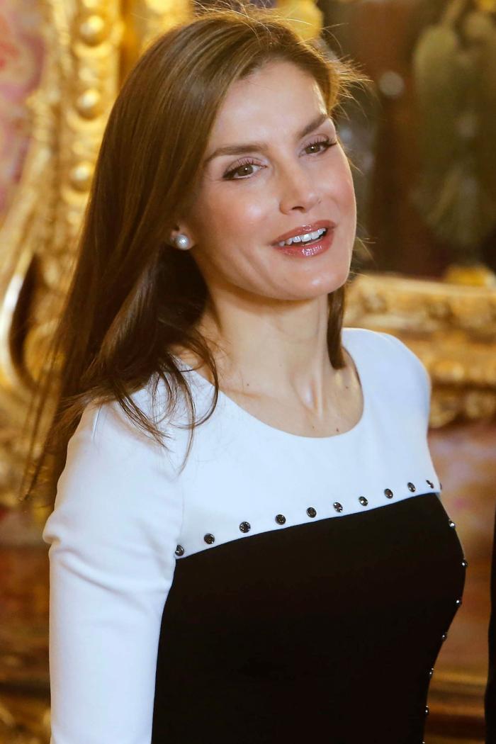 La reina Letizia recicla una falda de hace 13 años