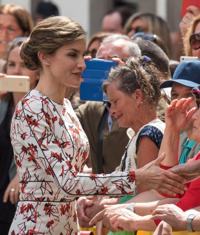 La reina Letizia recicla una falda de hace 13 años