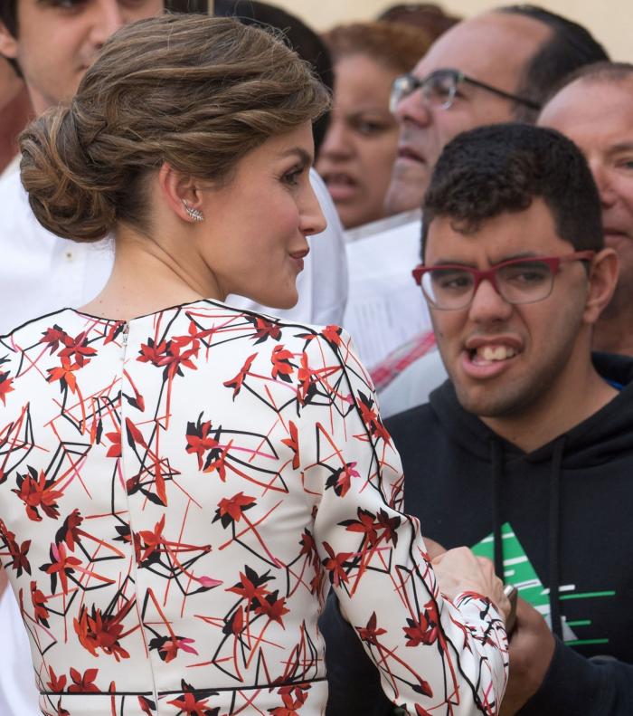 La reina Letizia recicla una falda de hace 13 años