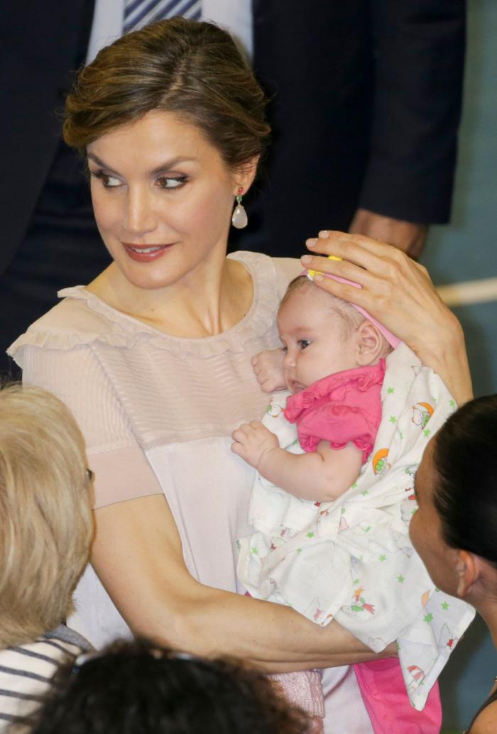 La reina Letizia recicla una falda de hace 13 años