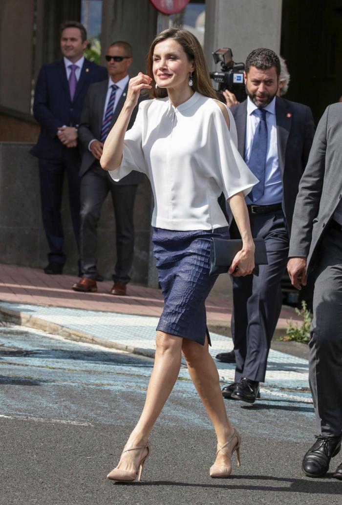 La reina Letizia recicla una falda de hace 13 años