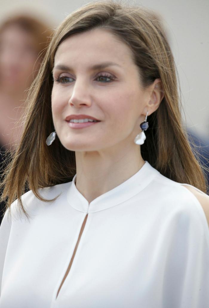 La reina Letizia recicla una falda de hace 13 años
