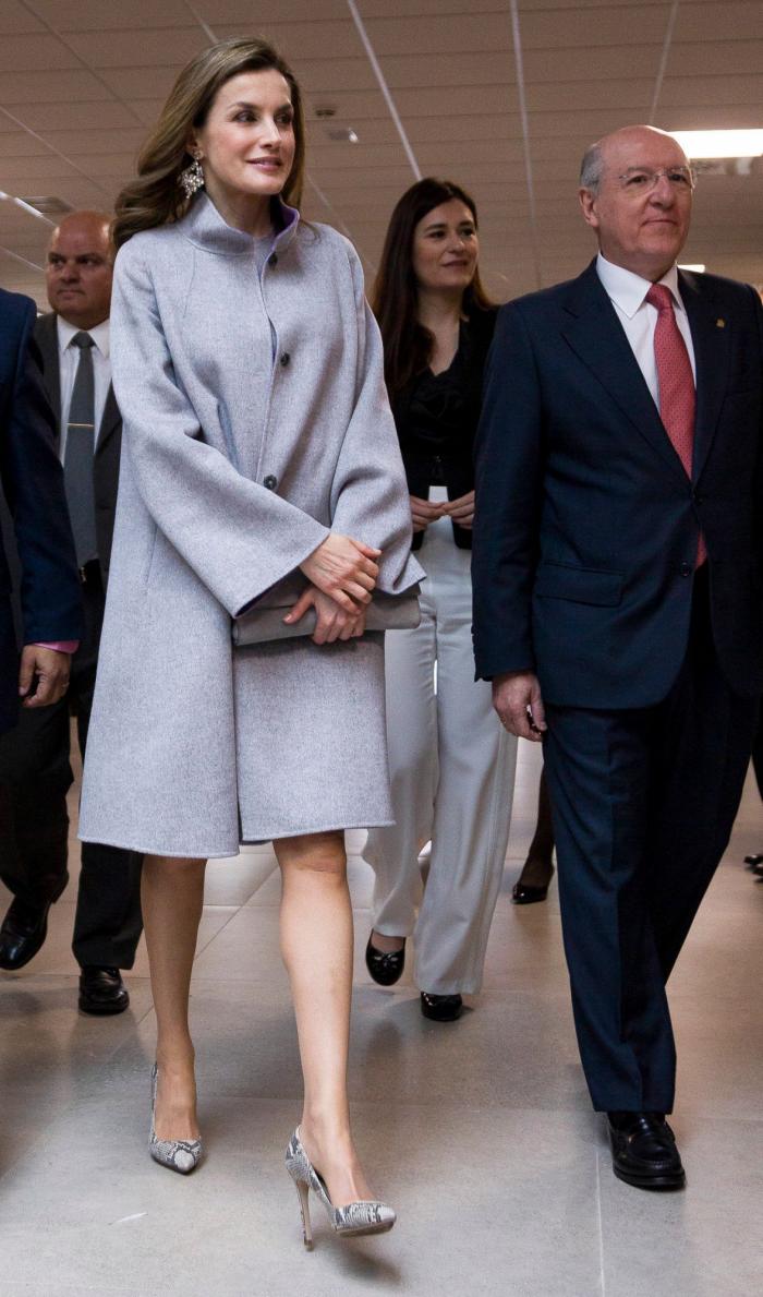 La reina Letizia recicla una falda de hace 13 años