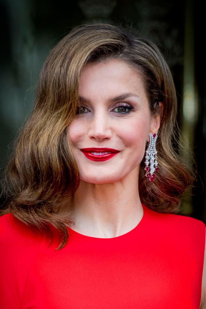 La reina Letizia recicla una falda de hace 13 años