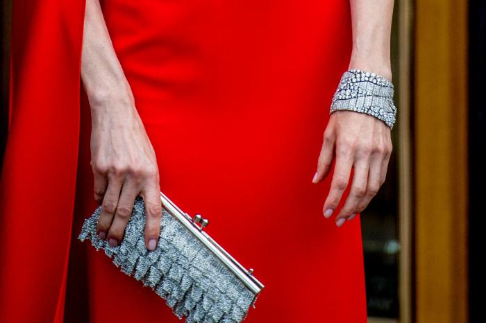 La reina Letizia recicla una falda de hace 13 años